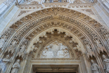 Obraz premium Carvings on the entrance to the cathedral in the city of Zagreb, Croatia
