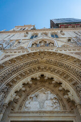 Obraz premium Carvings on the entrance to the cathedral in the city of Zagreb, Croatia