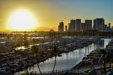 Fototapeta premium ハワイ、オアフ島の夕焼けと夜景