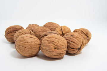 Vista de un montón de nueces con propiedades nutritivas para una dieta saludable, aisladas sobre fondo blanco.