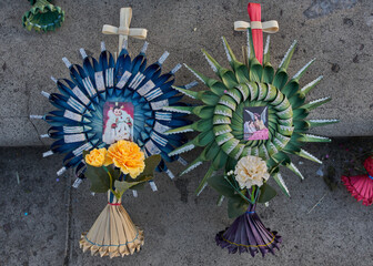 Palmas de domingo de ramos en semana santa, con imágenes de santos