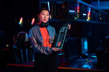 A famous girl streamer advertises a keyboard that is used in the esports championship