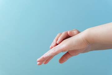 Child's hands washing hands with soap. 石鹸で手を洗う子供の手	