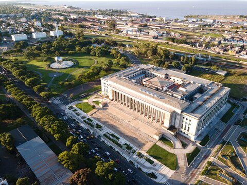Universidad y Floralis Gen&eacute;rica