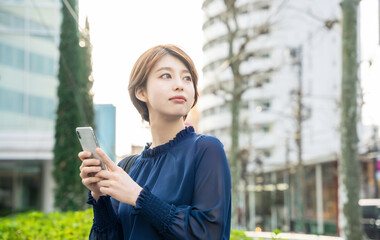 スマホを使う女性