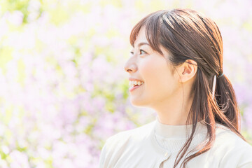 Fototapeta premium お花畑で微笑む女性