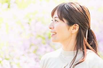 Fototapeta premium お花畑で微笑む女性