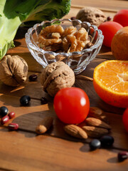 신선한 유기농 채소, 과일, 견과류 
