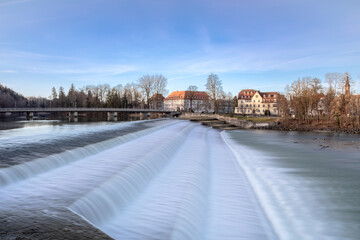 Lechwehr in Landsberg, Bayern, im Morgenlicht