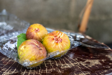 Shockproof packaging to prevent bruising of fresh figs.