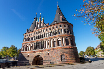 Fototapeta na wymiar Das Holstentor in Lübeck, Schleswig-Holstein