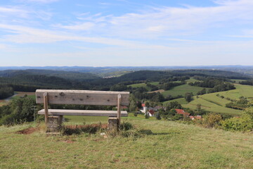 Obraz premium Ausblick vom Berg Kordigast Fränkische Schweiz mit Bank Sitzbank Parkbank Wandern Wanderung