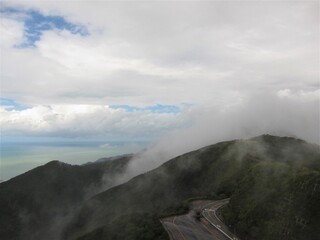 朝もや立ち込める山
