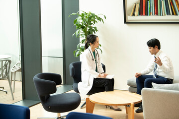 患者の悩みに耳を傾ける女性医師	
