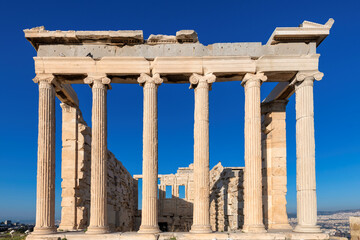 Obraz premium Columns of Erechtheion temple on the Acropolis near Parthenon, Athens, Greece.