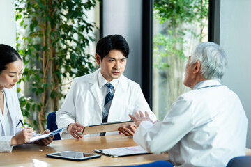 Fototapeta premium 手術前にオペのスケジュールを決める医師たち