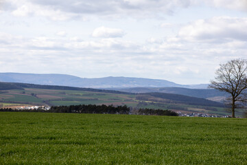 Ferner Blick &uuml;ber eine Landschaft mit Stra&szlig;en und Windr&auml;dern am Horizont