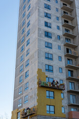 Construction of a multi-storey high-rise apartment building