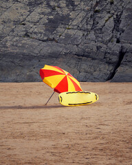 Parasol i deska na plaży - stanowisko ratownika