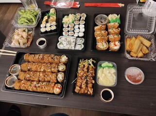 Tisch voll Sushi