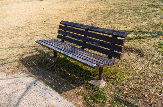 公園にベンチ