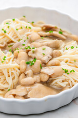 spaghetti with chicken meat and white beans