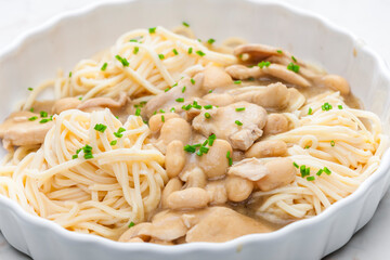 spaghetti with chicken meat and white beans