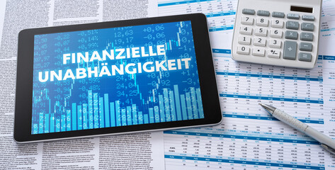 Tablet mit Finanzunterlagen - Finanzielle Unabhängigkeit