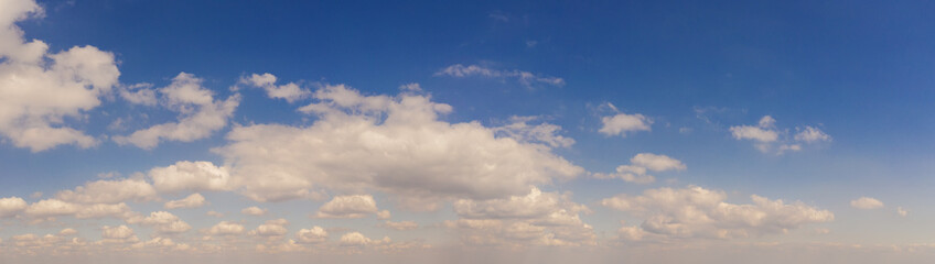Fototapeta premium Wide sky panorama with scattered cumulus clouds