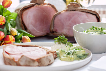 Osterschinken im Brotteig mit Beilagen