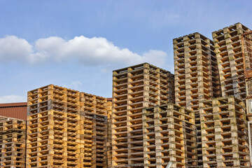 Paletten diverse und EPAL gestapelt zum Himmel 02