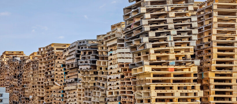 Paletten diverse und EPAL durcheinander gestapelt zum Himmel