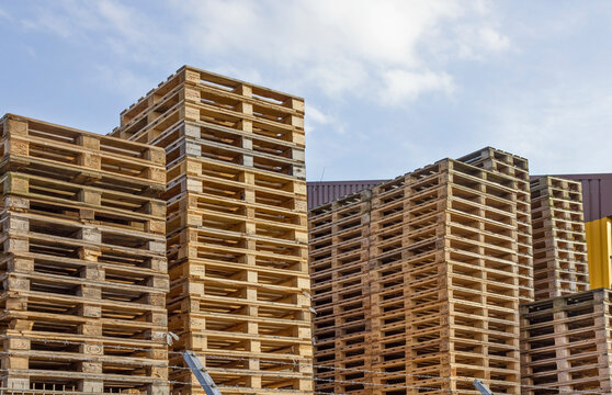 Paletten diverse und EPAL gestapelt zum Himmel 01
