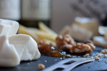 Käseplatte mit Nüssen und Chutney