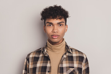 Obraz premium Photo of african guy wavy hairstyle look camera wear checkered shirt rollneck isolated grey color background