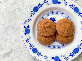 Putu Cangkir is a traditional snack from Makassar, South Sulawesi, Indonesia. Made from sticky rice, brown sugar, filled with grated coconut and covered with pandan leaves.