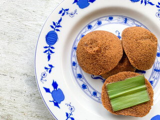 Putu Cangkir is a traditional snack from Makassar, South Sulawesi, Indonesia. Made from sticky rice, brown sugar, filled with grated coconut and covered with pandan leaves.