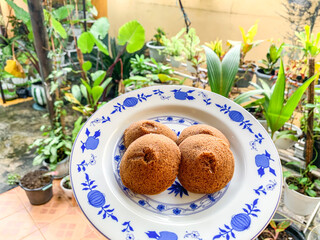 Putu Cangkir is a traditional snack from Makassar, South Sulawesi, Indonesia. Made from sticky rice, brown sugar, filled with grated coconut and covered with pandan leaves.