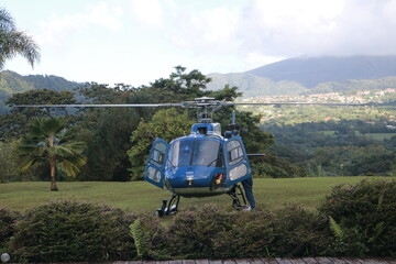 H&eacute;licopt&egrave;re de secours dans un jardin