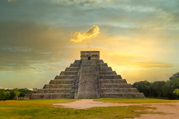 Obraz na płótnie Canvas Beautiful sunset in Chichén-Itzá Mexico