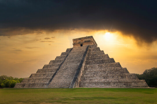 Beautiful sunset in Chich&eacute;n-Itz&aacute; Mexico