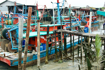 Großes Fischerboot aus Holz in einem tropischen Hafen bei Ebbe