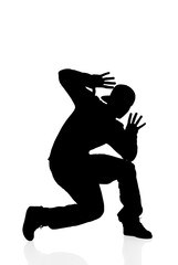 silueta de dançarino, jovem estilo hip hop, com boné pretoe branco com ténis e boné