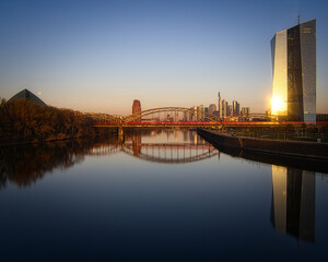 Fototapeta premium Frankfurt Skyline am Morgen