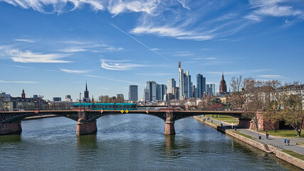 Obraz premium Frankfurt Skyline mit Wolken und Tram
