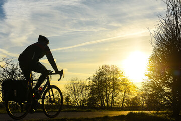 velo cycliste coucher soleil lever cyclable casque