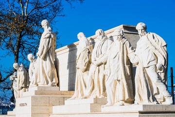 Obraz premium BUDAPEST, HUNGARY - DECEMBER 19, 2017: Monument dedicated to former Hungarian Prime Minister Lajos Kossuth on Lajos Kossuth Square. The sculptor: Janos Horvay.