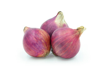 Obraz premium Fresh red whole onions isolated on white background. with clipping path.