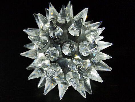 Sfera chiodata in cristallo brillante