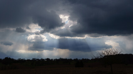 Fototapeta na wymiar Sonnen durchbricht die Wolken